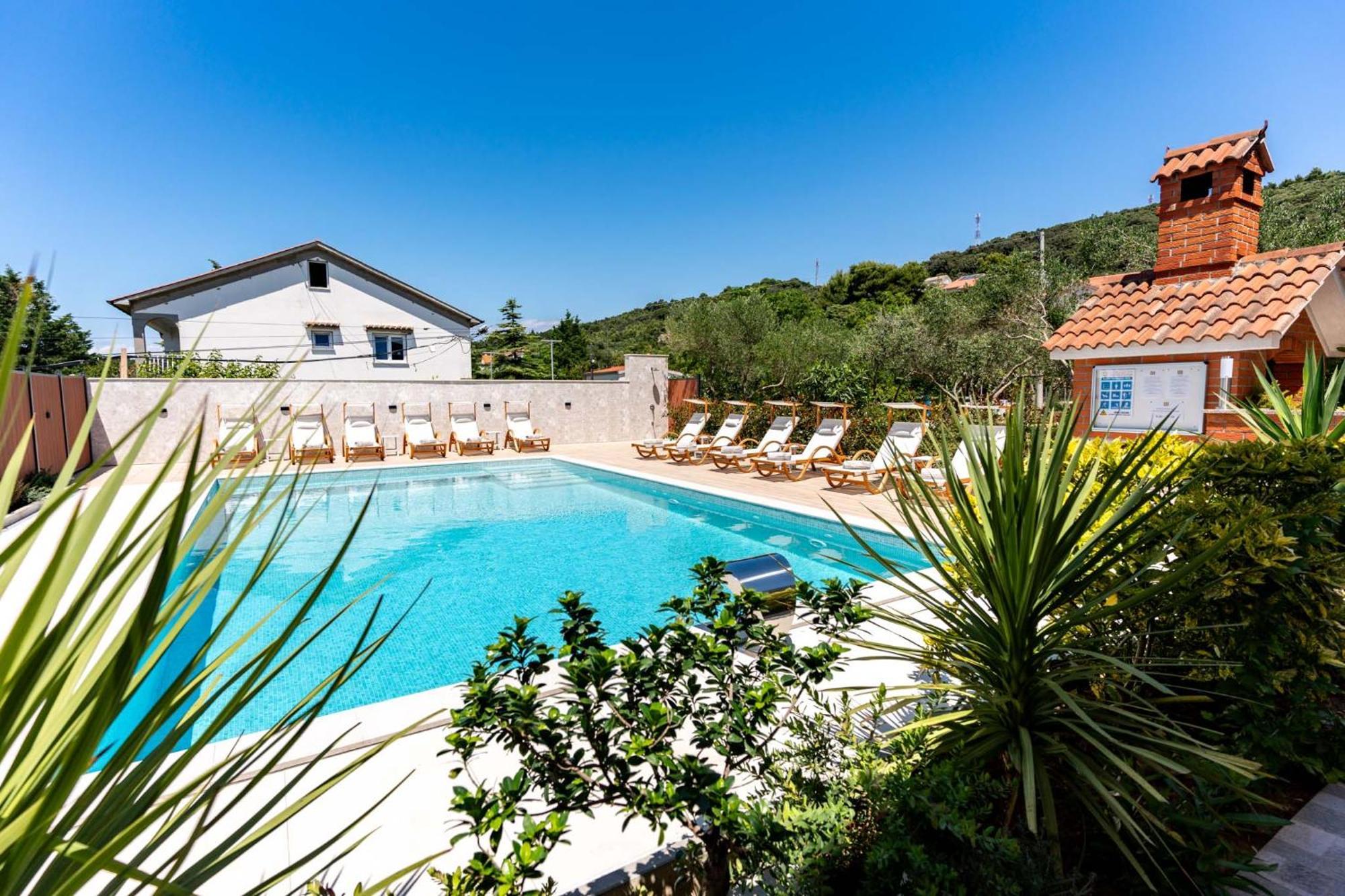 Foric Apartments With Outdoor Heated Pool Rab Town Buitenkant foto