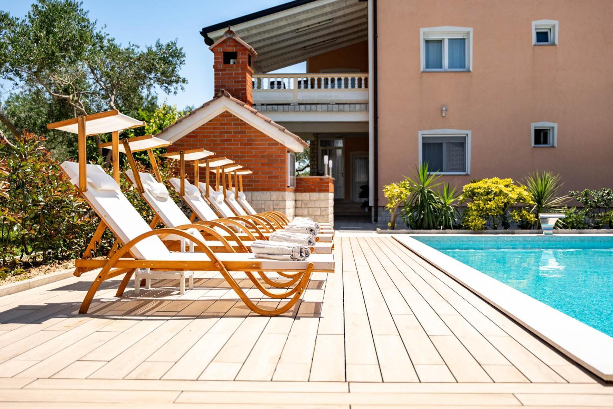 Foric Apartments With Outdoor Heated Pool Rab Town Buitenkant foto