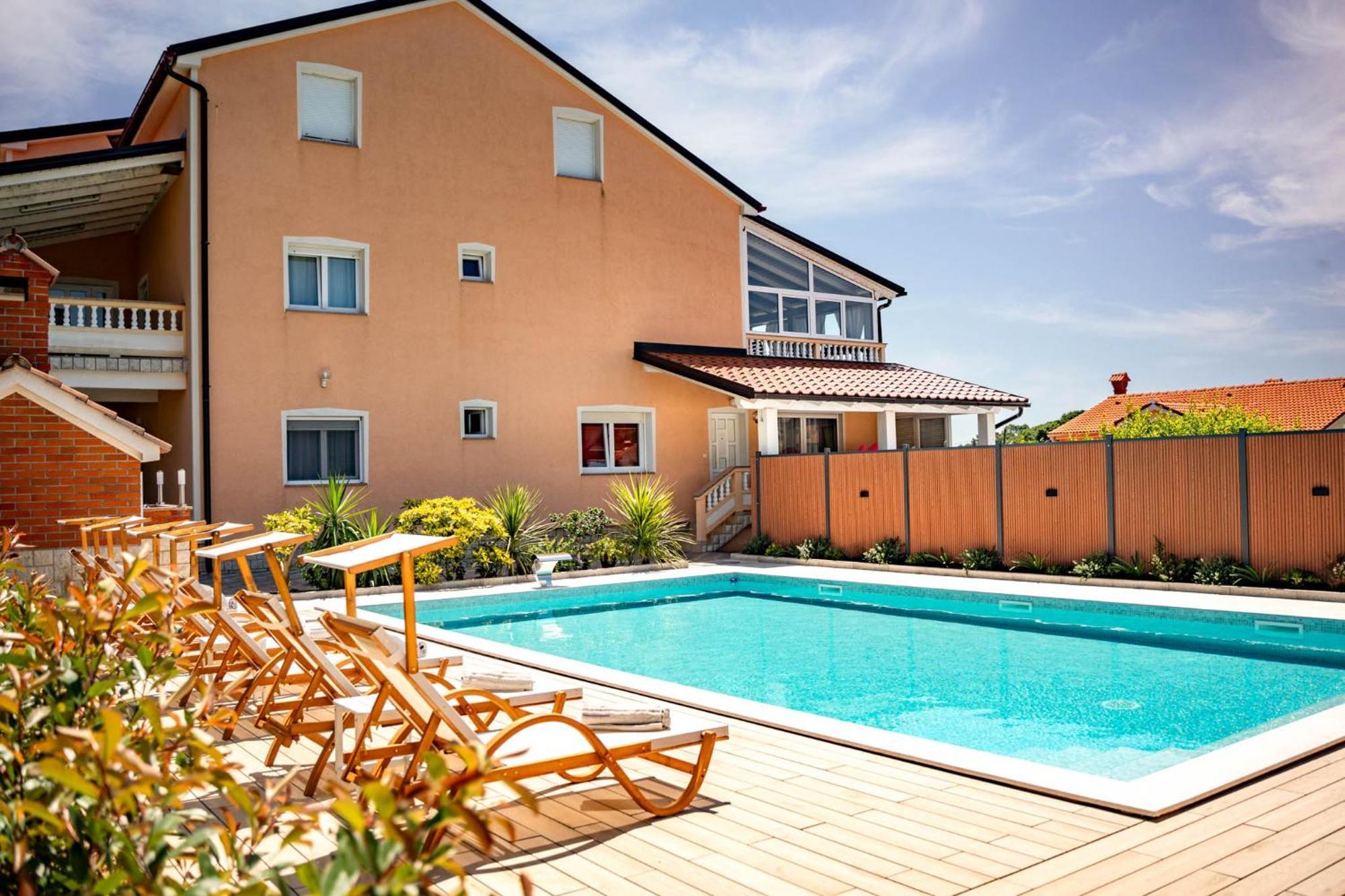 Foric Apartments With Outdoor Heated Pool Rab Town Buitenkant foto